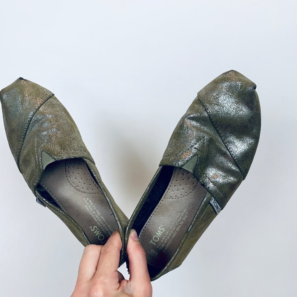 *FREE w/Bundle* Toms metallic gold shoes size 6
